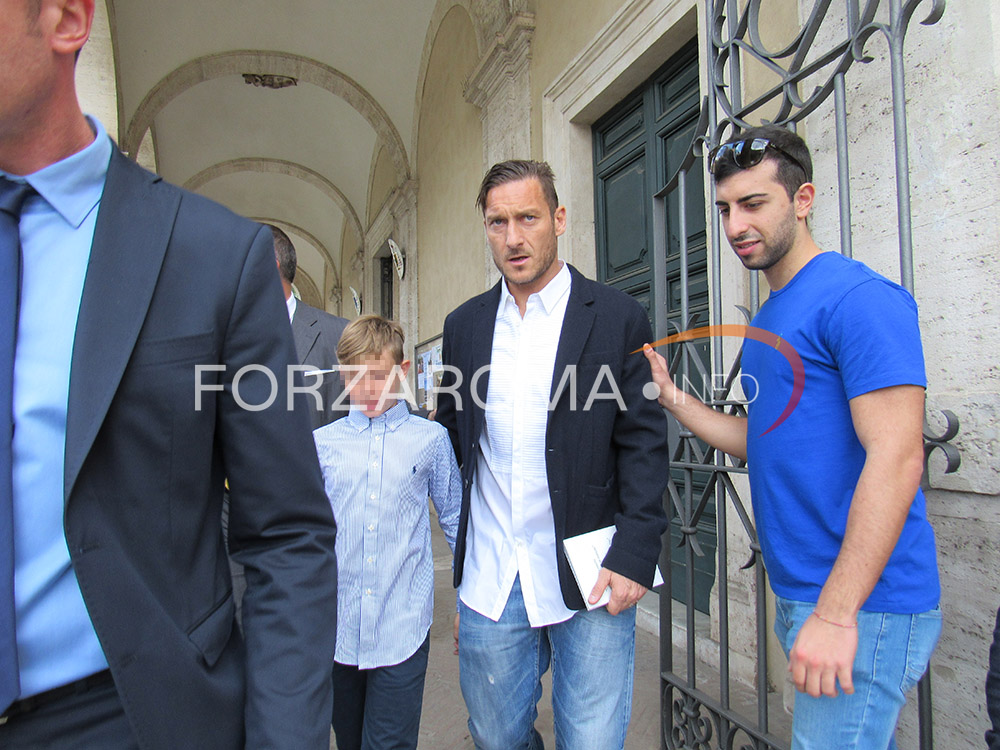 Battesimo Isabel, famiglia Totti al gran completo alla Basilica di Santa Maria alla Navicella – GALLERY – VIDEO